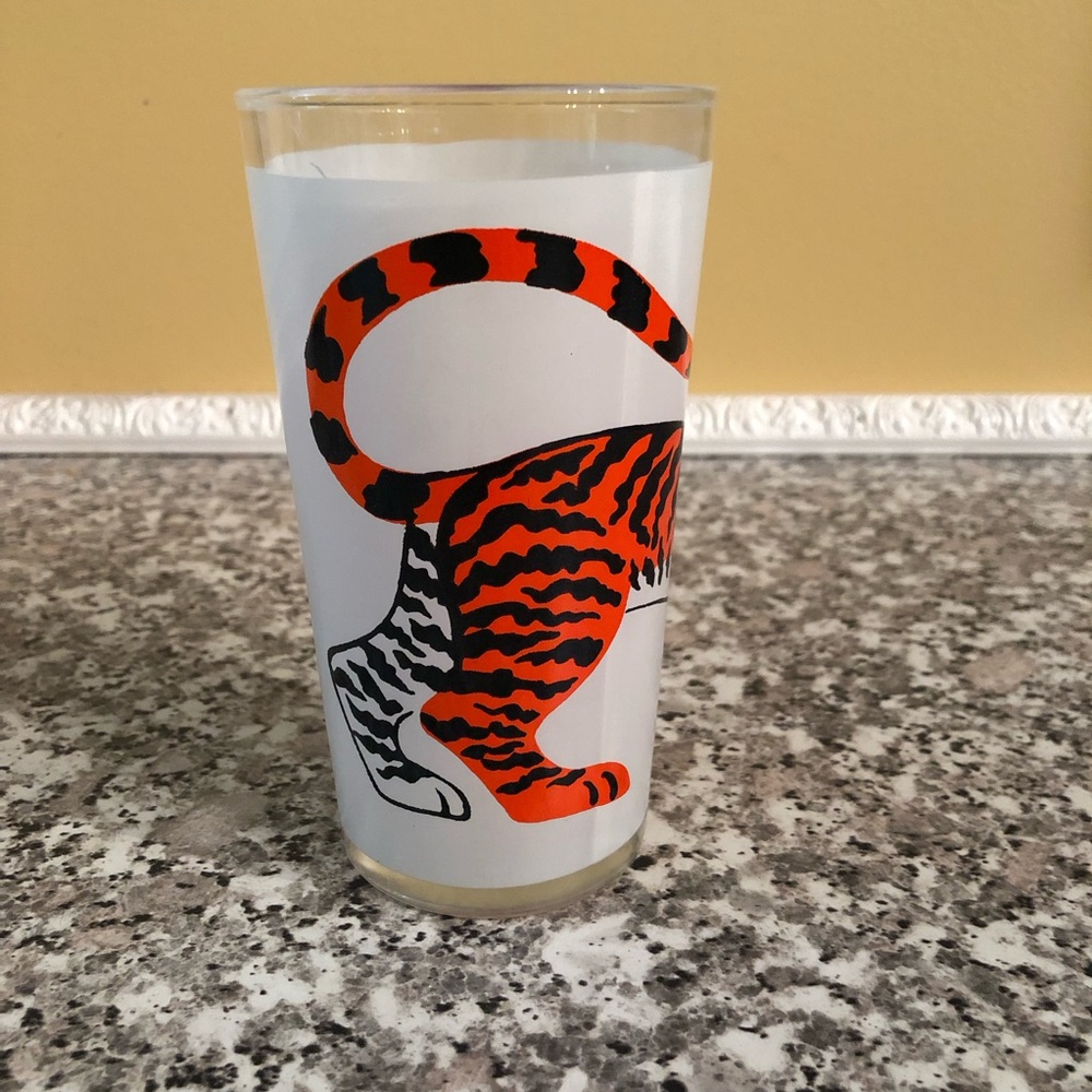 Promotional drinking glass ESSO tiger mascot gasoline tank orange black 1960s - Picture 4 of 8